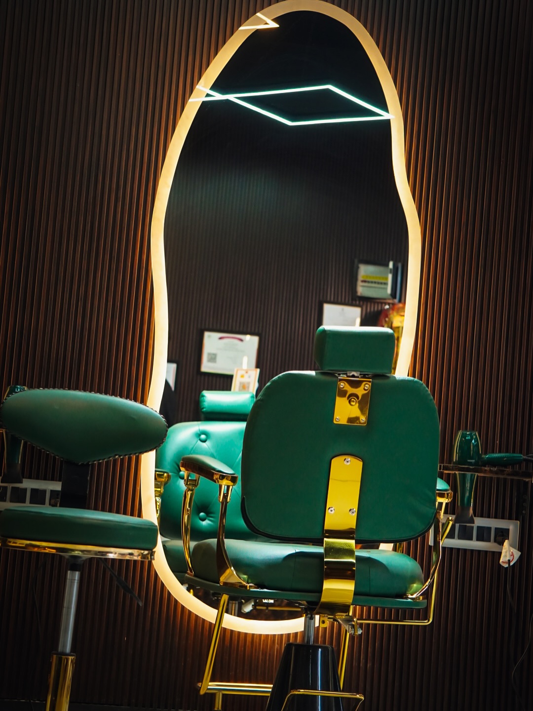 Elegant vintage barber chair with gold accents for men's haircuts in Mandi
